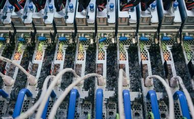 为更好地散热，微软将服务器浸入液体中